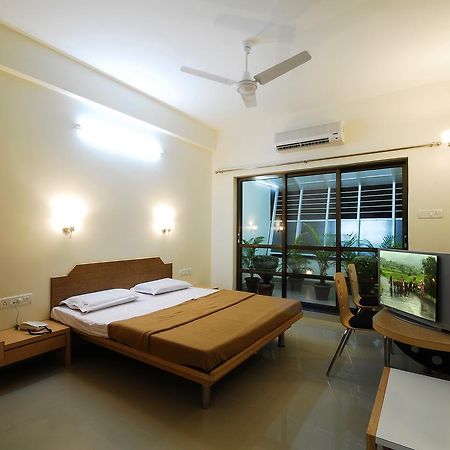 Hotel New Holiday Plaza Nashik Bagian luar foto