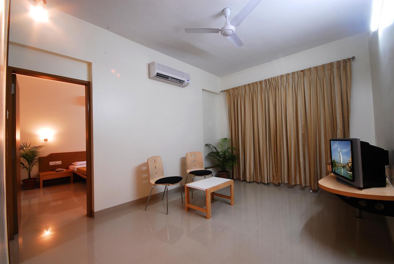 Hotel New Holiday Plaza Nashik Bagian luar foto