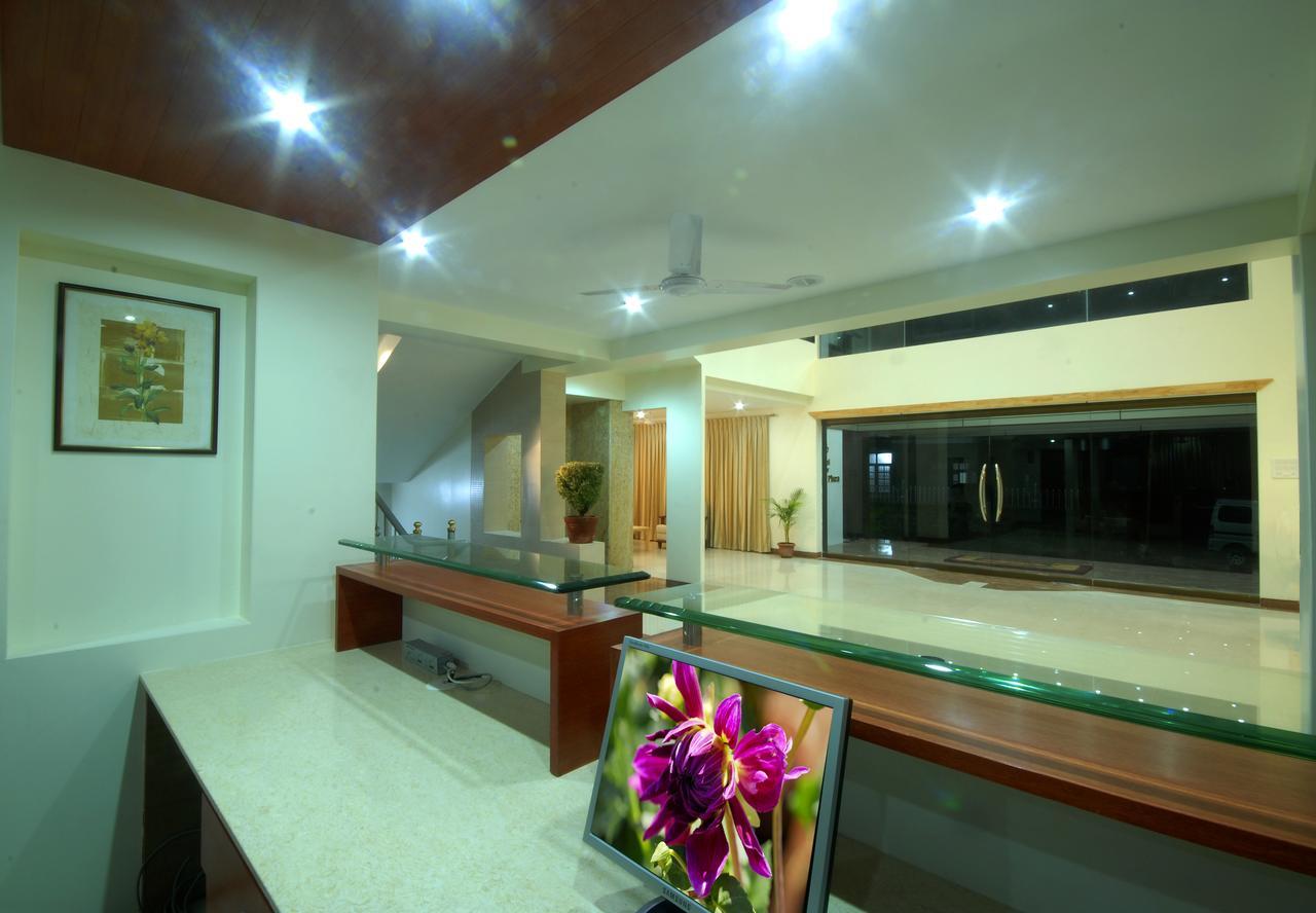 Hotel New Holiday Plaza Nashik Bagian luar foto