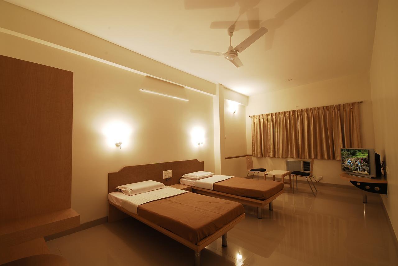 Hotel New Holiday Plaza Nashik Bagian luar foto