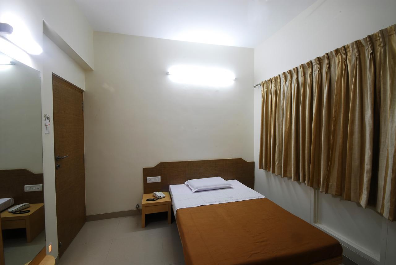 Hotel New Holiday Plaza Nashik Ruang foto