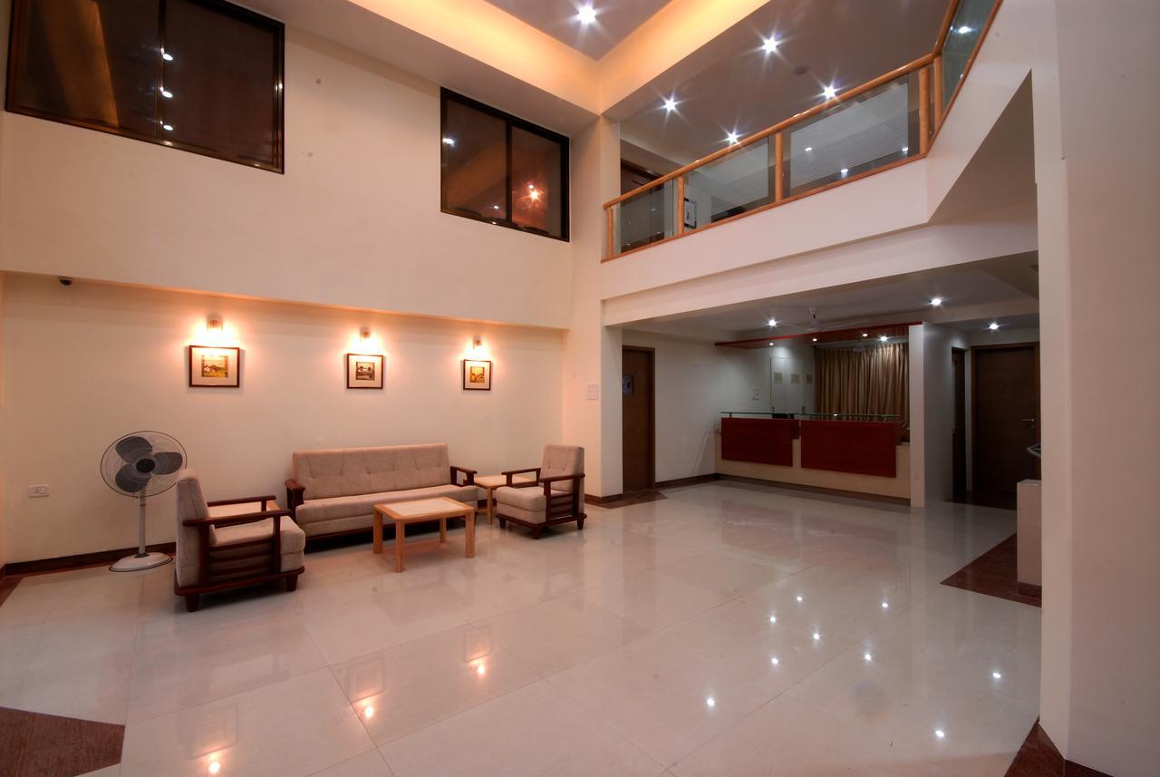 Hotel New Holiday Plaza Nashik Bagian luar foto