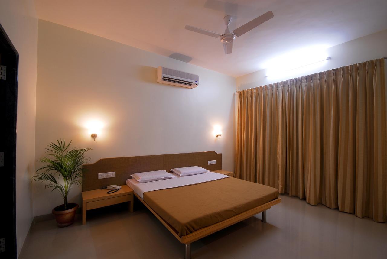 Hotel New Holiday Plaza Nashik Bagian luar foto