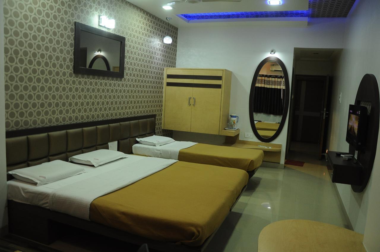 Hotel New Holiday Plaza Nashik Bagian luar foto