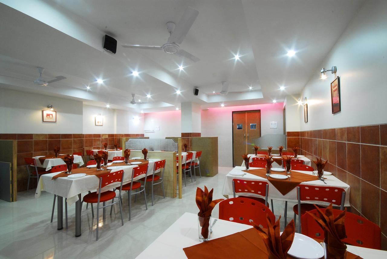 Hotel New Holiday Plaza Nashik Bagian luar foto