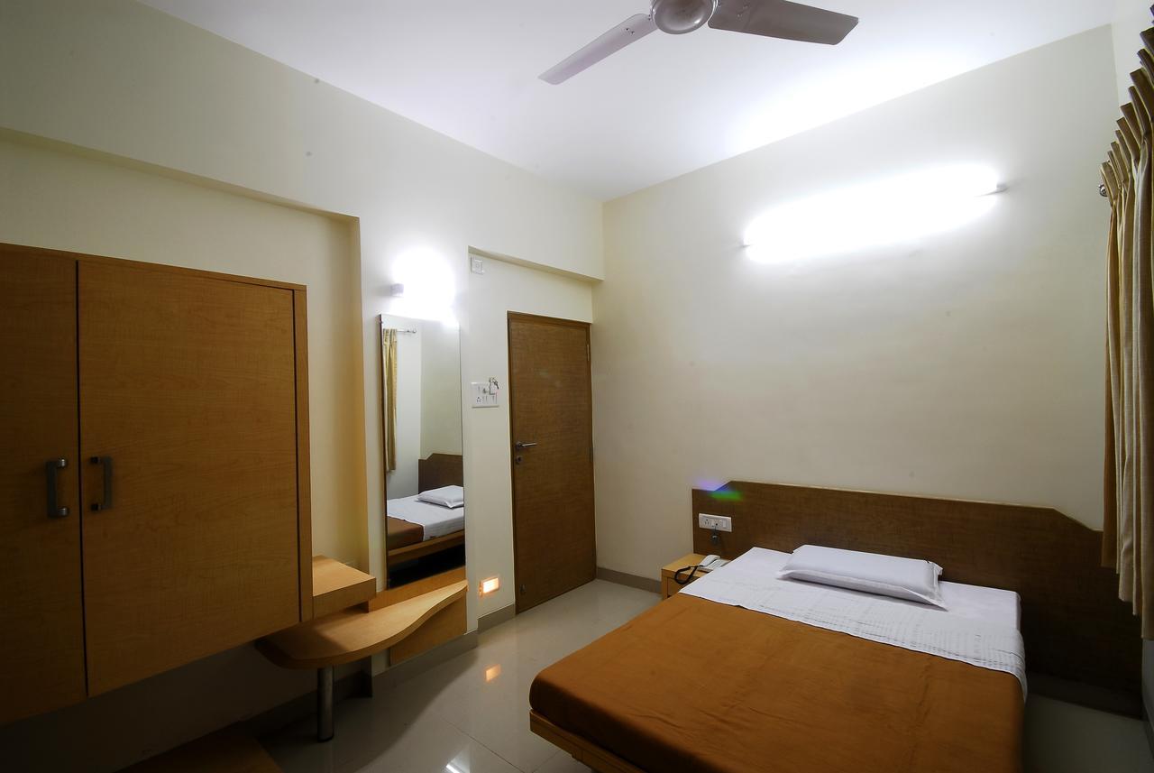 Hotel New Holiday Plaza Nashik Bagian luar foto