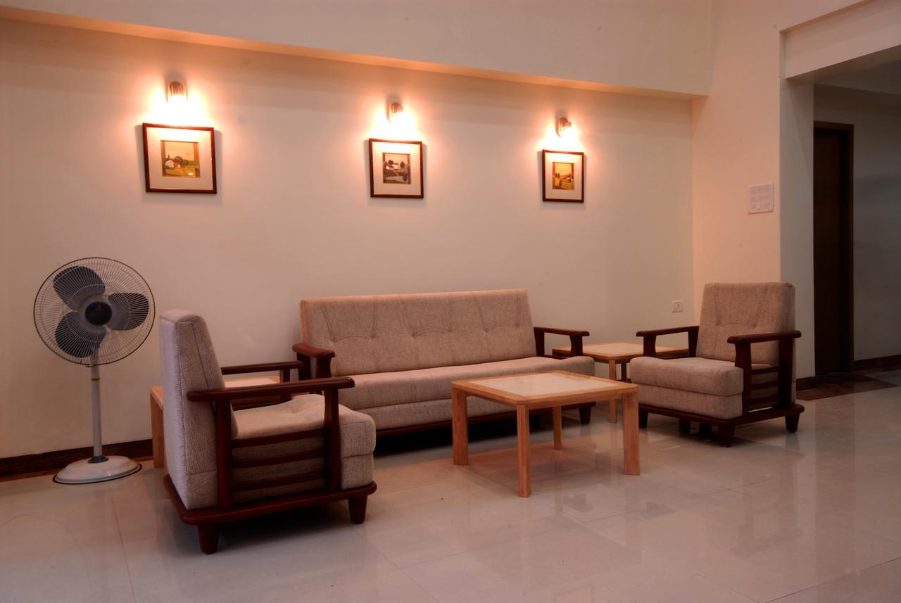 Hotel New Holiday Plaza Nashik Bagian luar foto