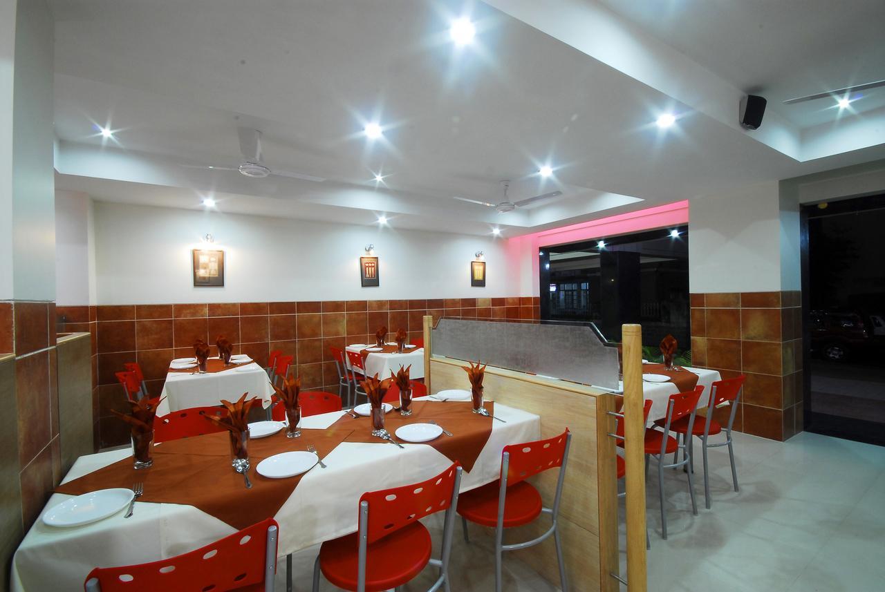 Hotel New Holiday Plaza Nashik Bagian luar foto