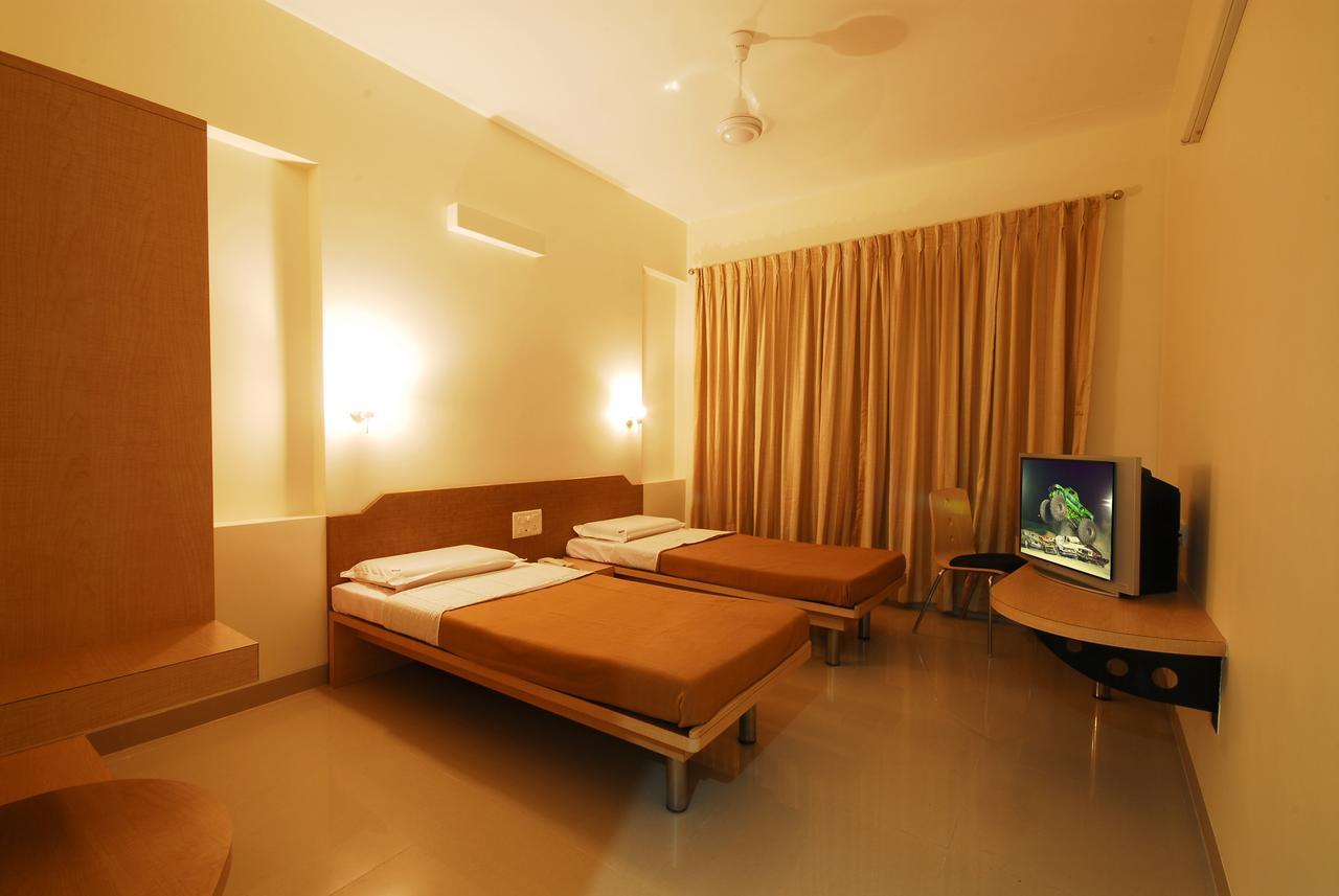 Hotel New Holiday Plaza Nashik Bagian luar foto