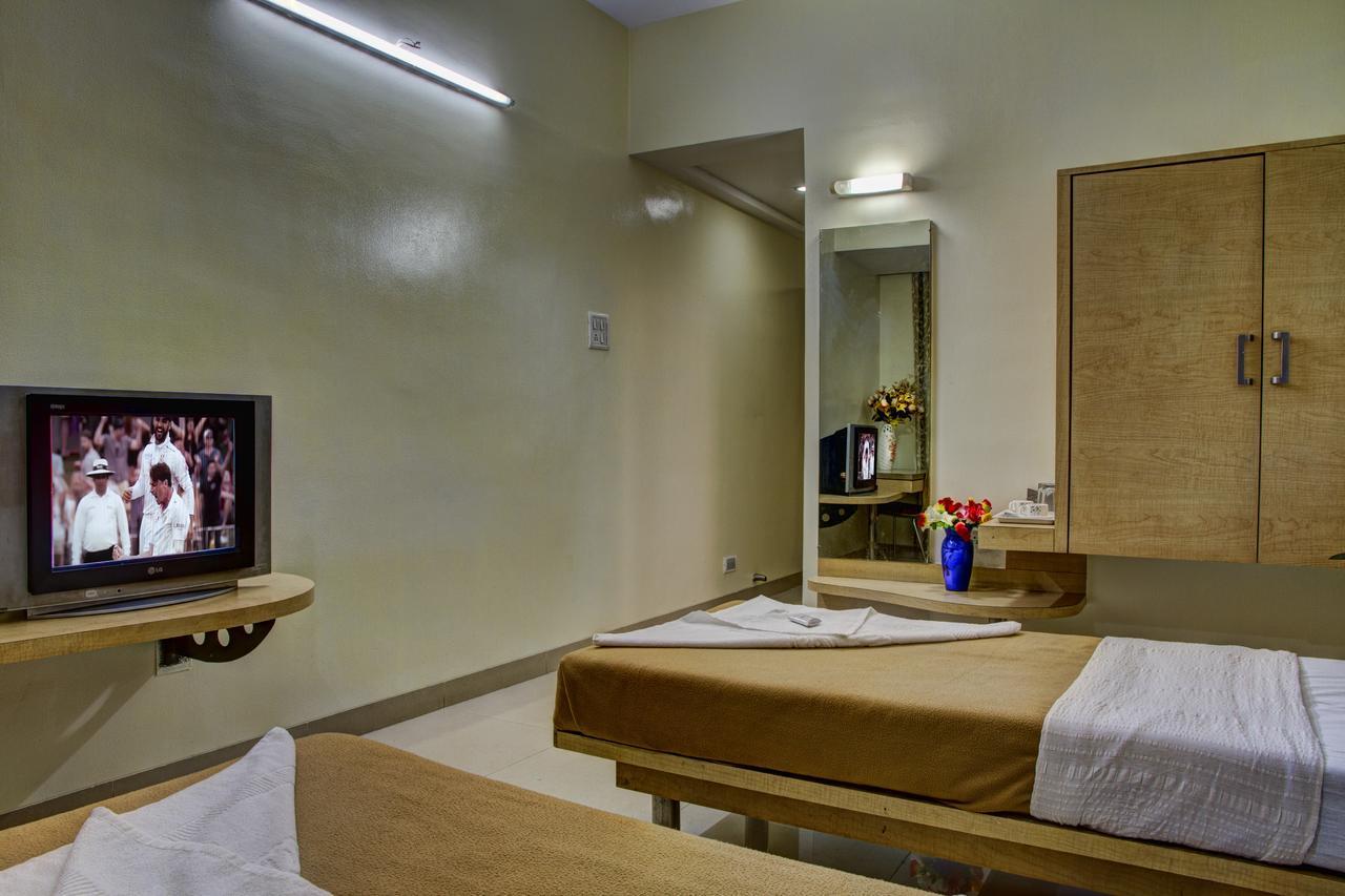 Hotel New Holiday Plaza Nashik Bagian luar foto