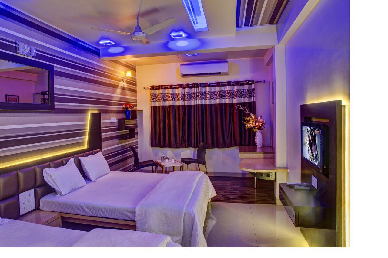 Hotel New Holiday Plaza Nashik Bagian luar foto