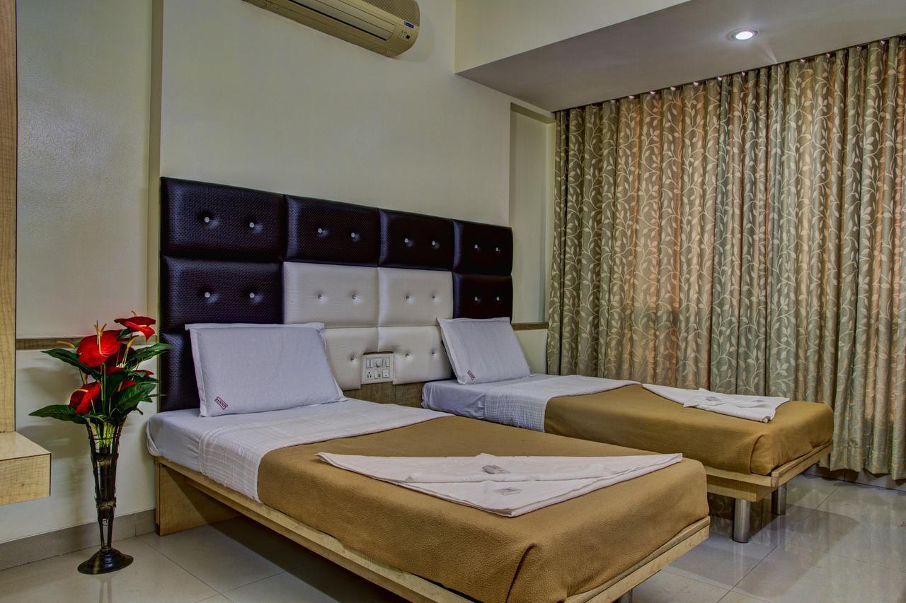 Hotel New Holiday Plaza Nashik Bagian luar foto