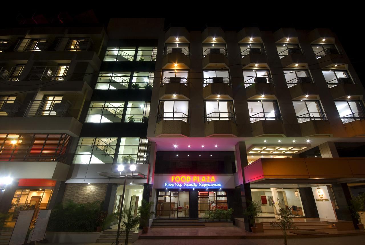 Hotel New Holiday Plaza Nashik Bagian luar foto