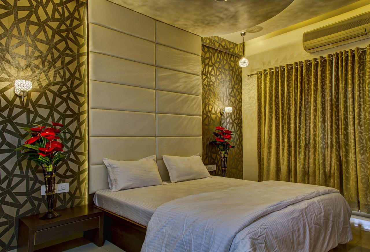 Hotel New Holiday Plaza Nashik Bagian luar foto